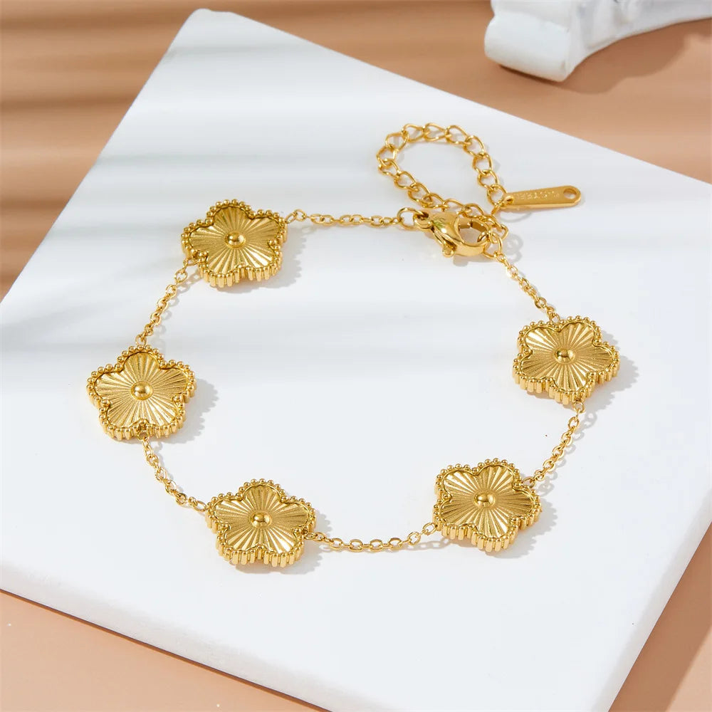 Pulsera con diseño de flor de cinco pétalos