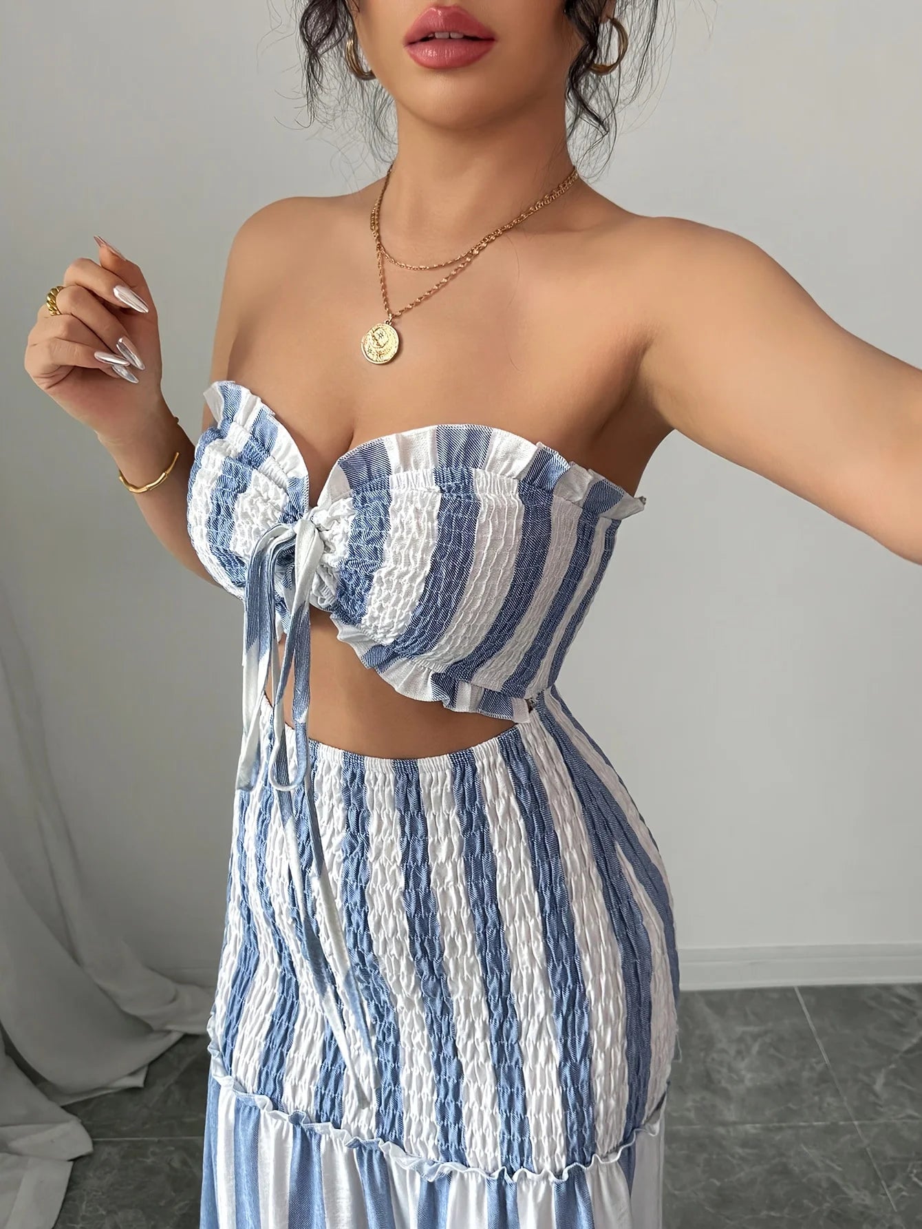 Vestido de rayas con diseño elegante