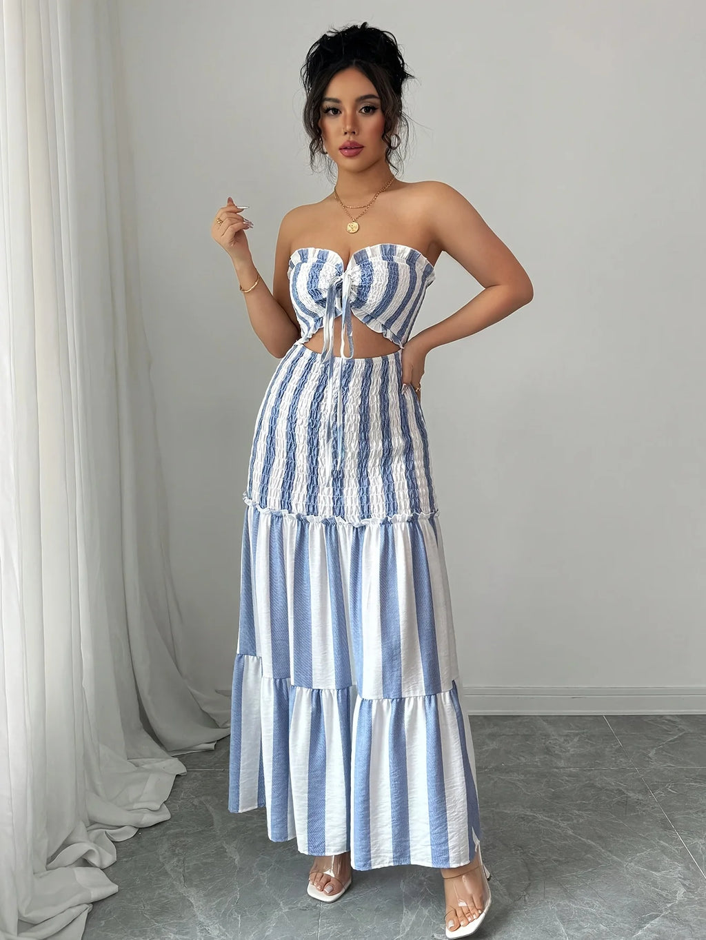 Vestido de rayas con diseño elegante