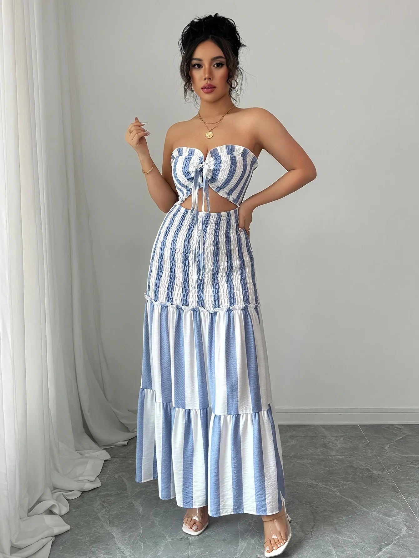 Vestido de rayas con diseño elegante