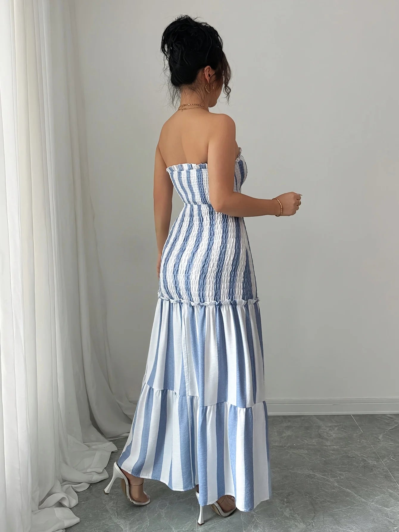Vestido de rayas con diseño elegante