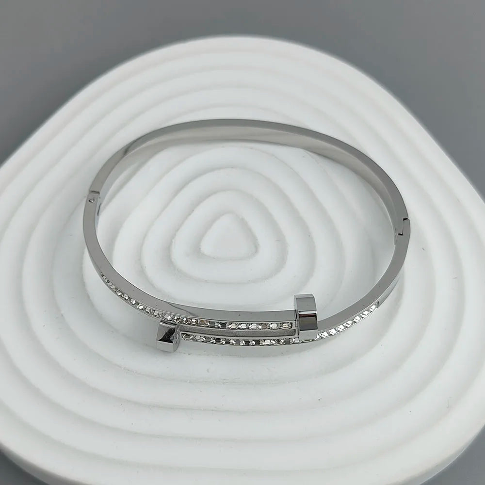 Pulsera con diseño de clavo