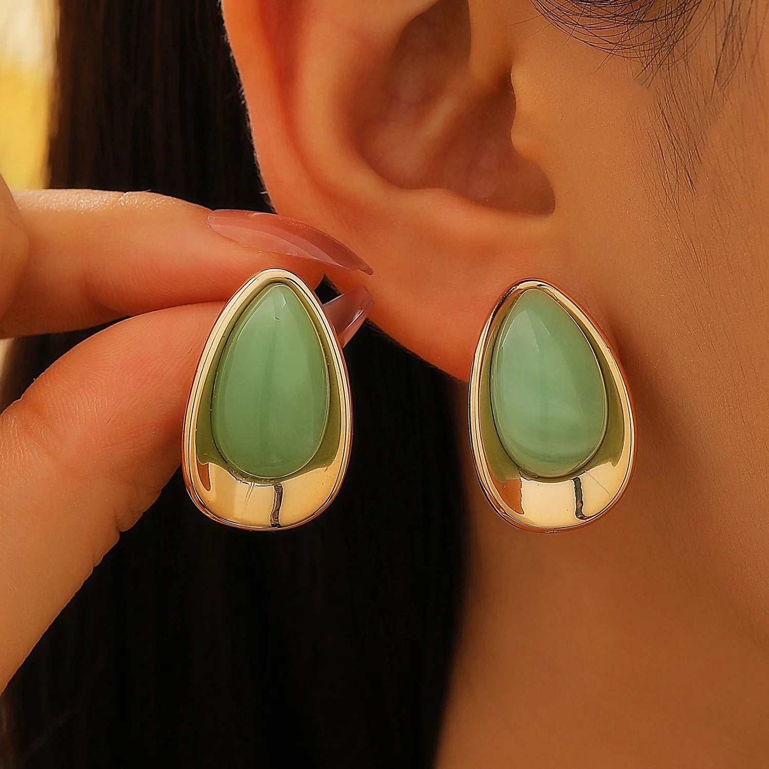 Pendientes elegantes con diseño de gotas