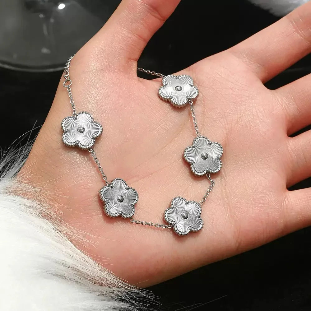 Pulsera con diseño de flor de cinco pétalos