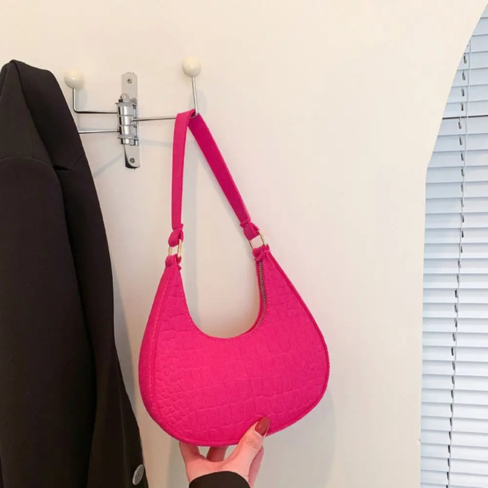 Bolso con diseño de media luna