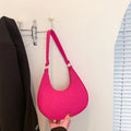 Bolso con diseño de media luna