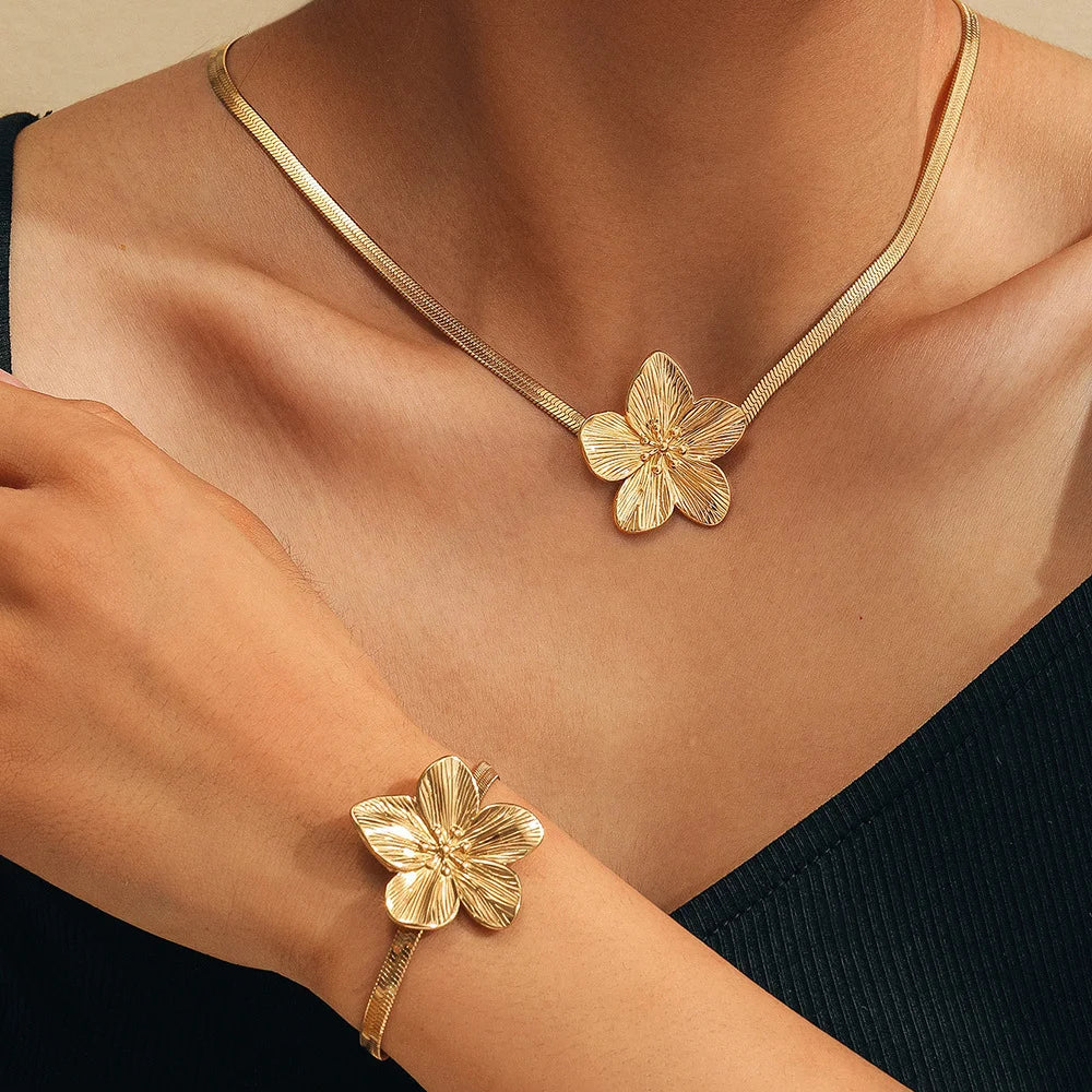 Juego de Collar y Pendientes de flores