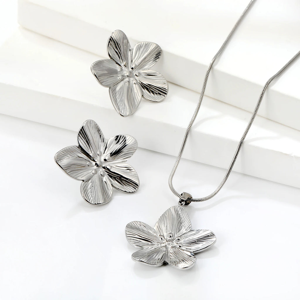 Juego de Collar y Pendientes de flores