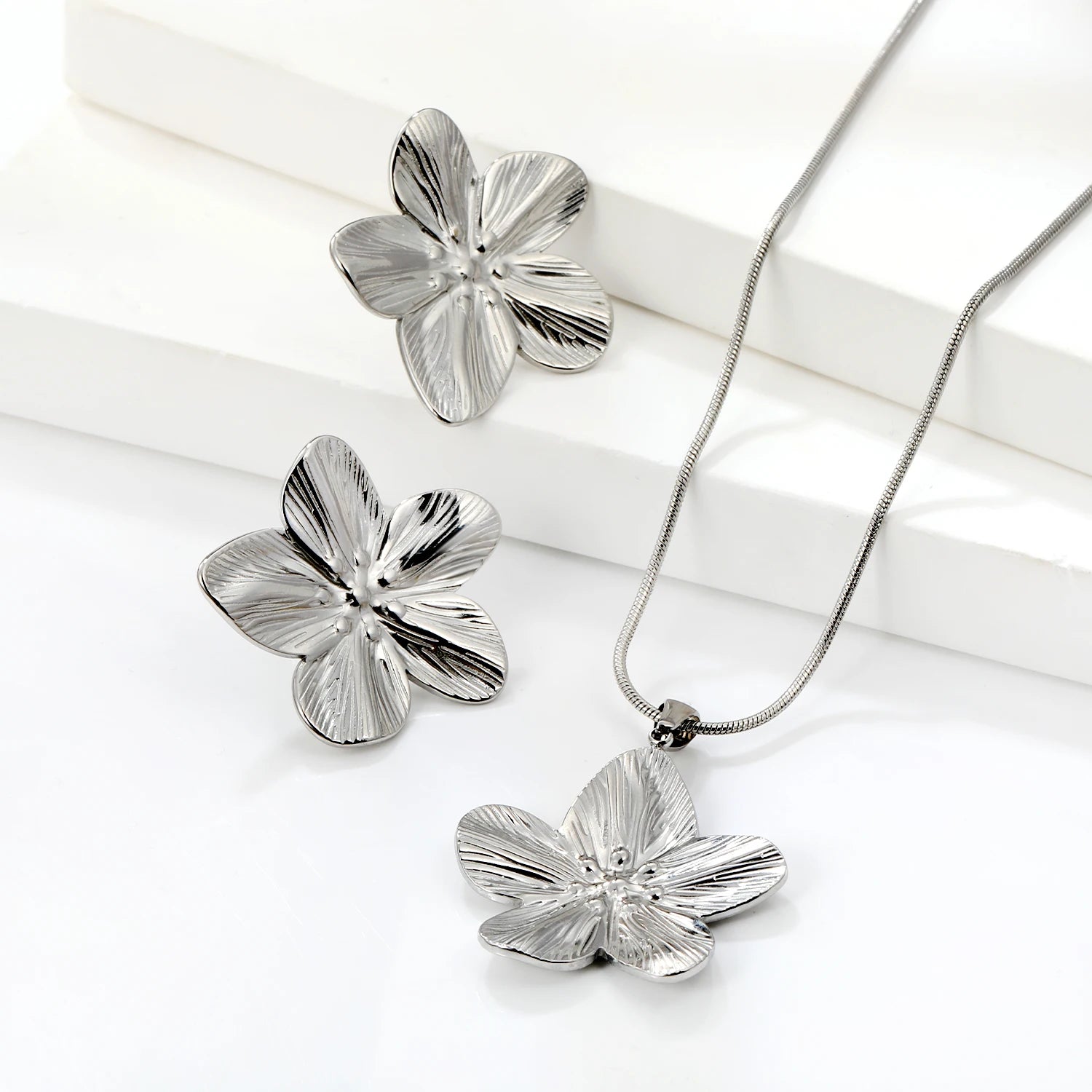 Juego de Collar y Pendientes de flores