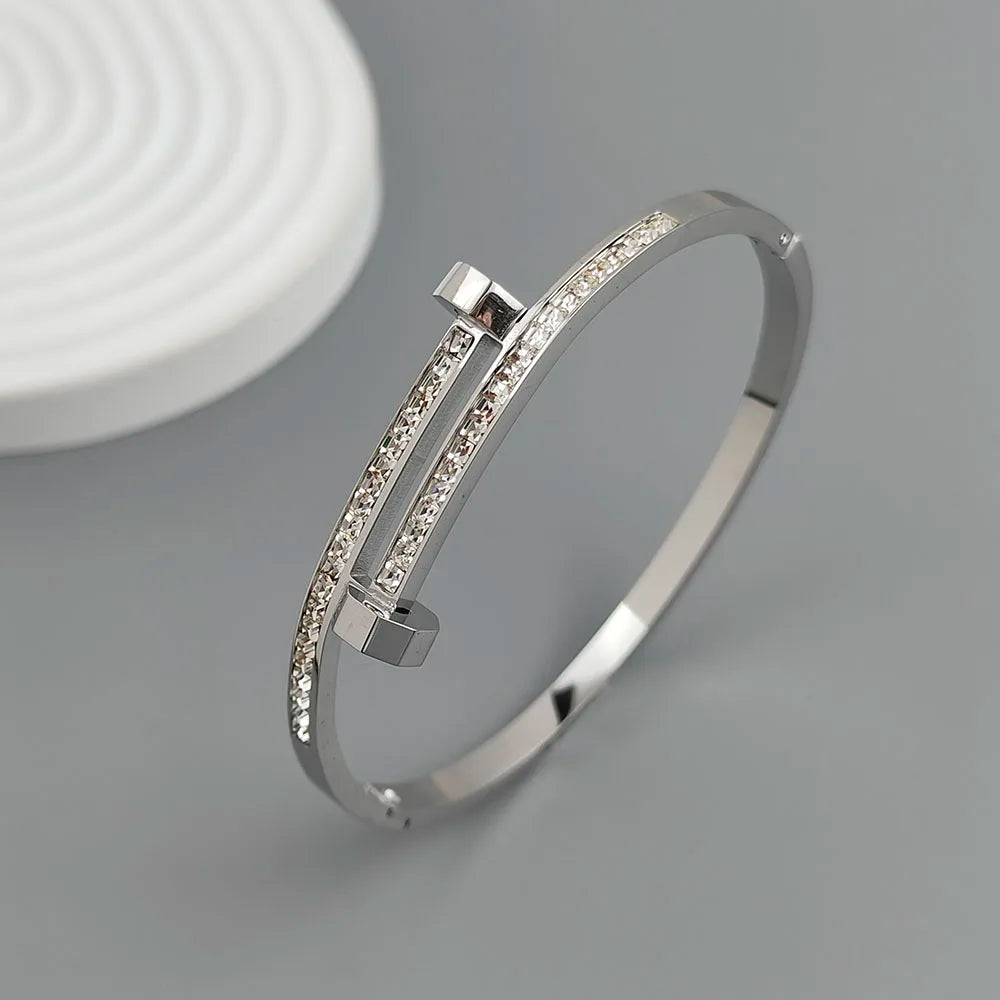 Pulsera con diseño de clavo