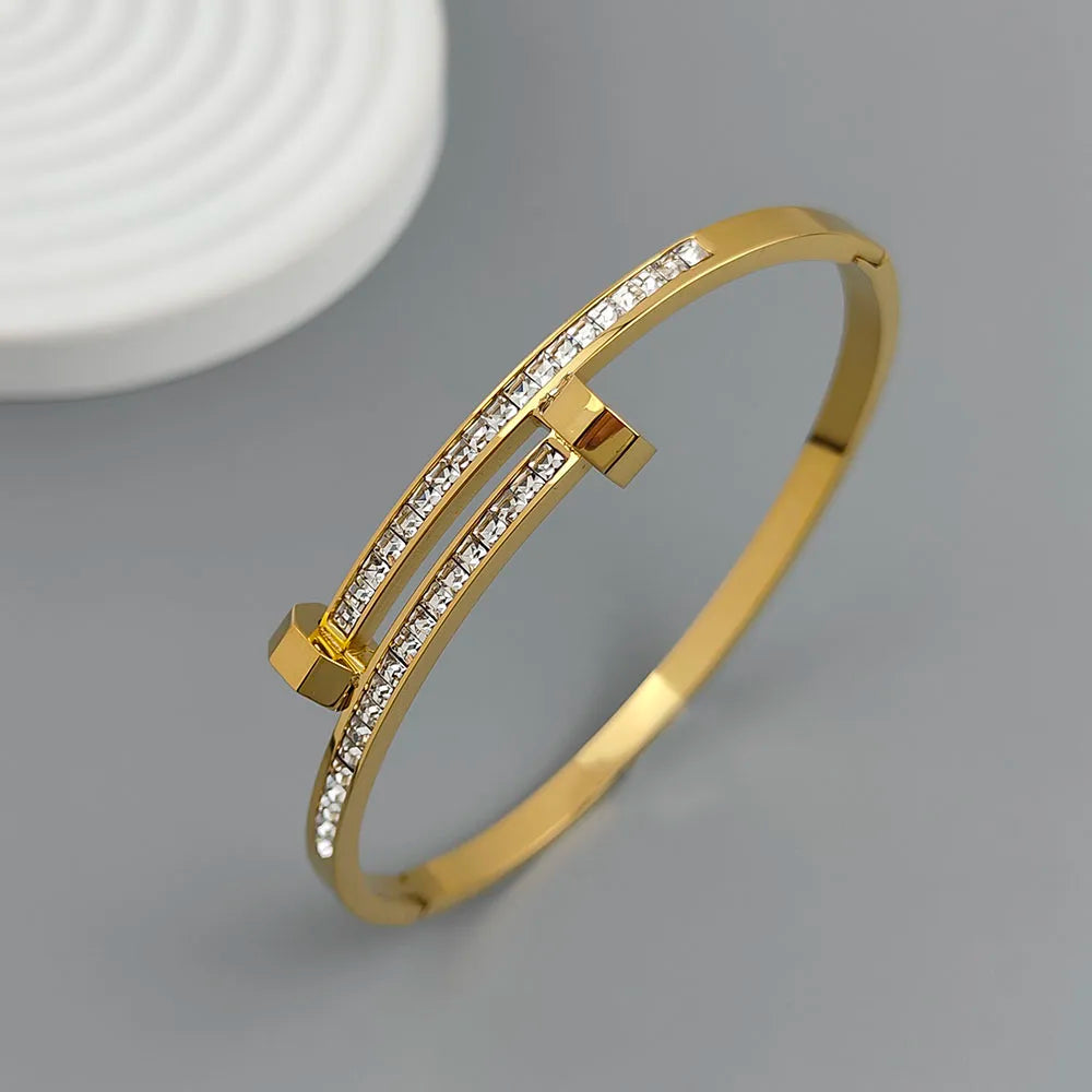 Pulsera con diseño de clavo