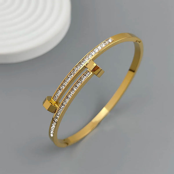 Pulsera con diseño de clavo