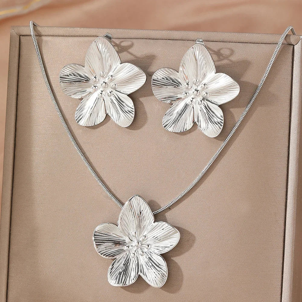 Juego de Collar y Pendientes de flores