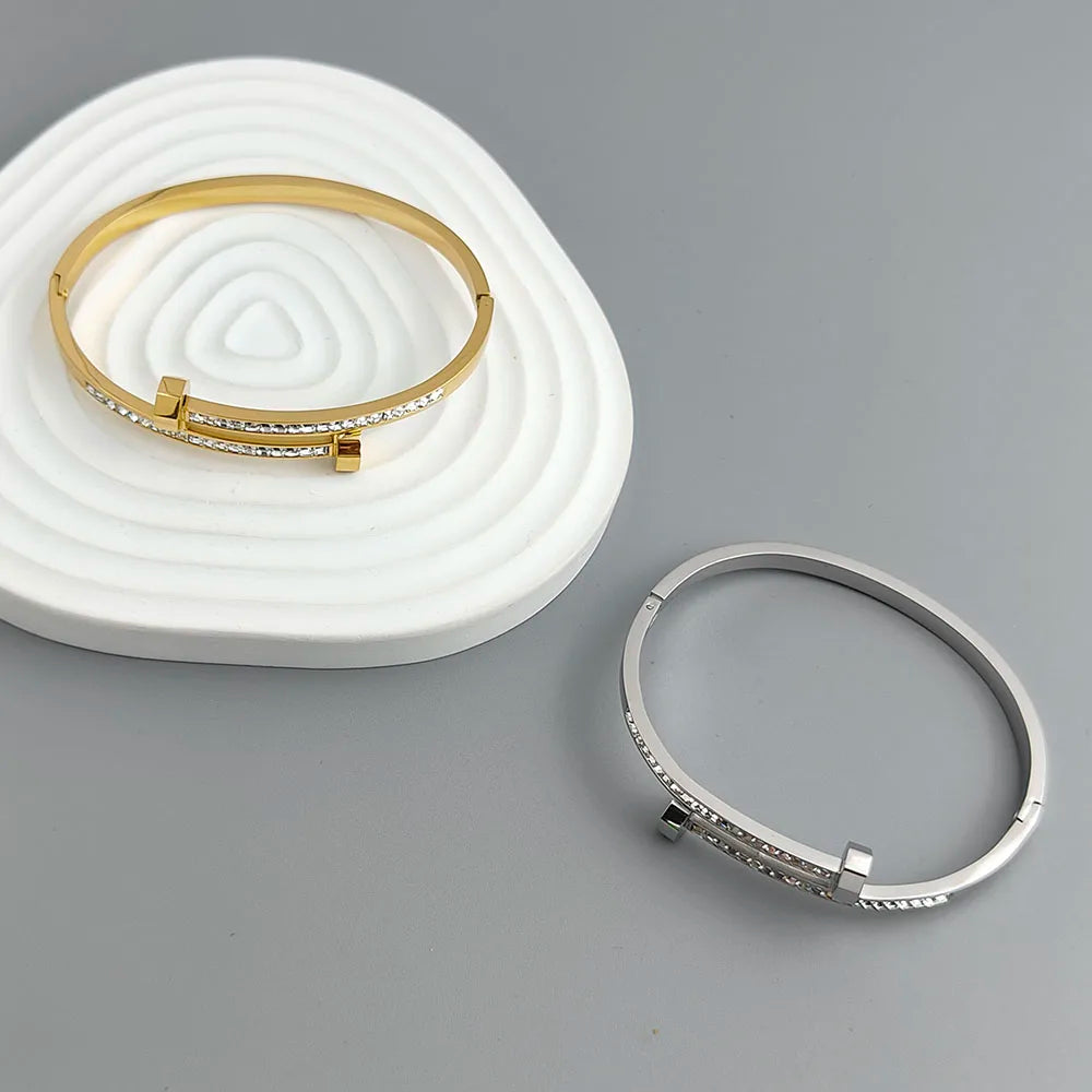 Pulsera con diseño de clavo