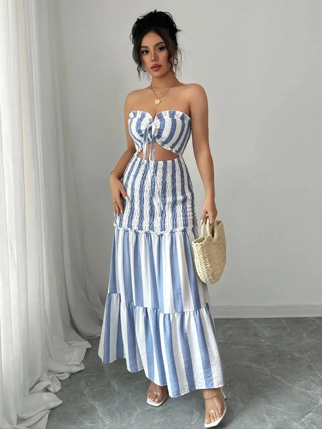 Vestido de rayas con diseño elegante