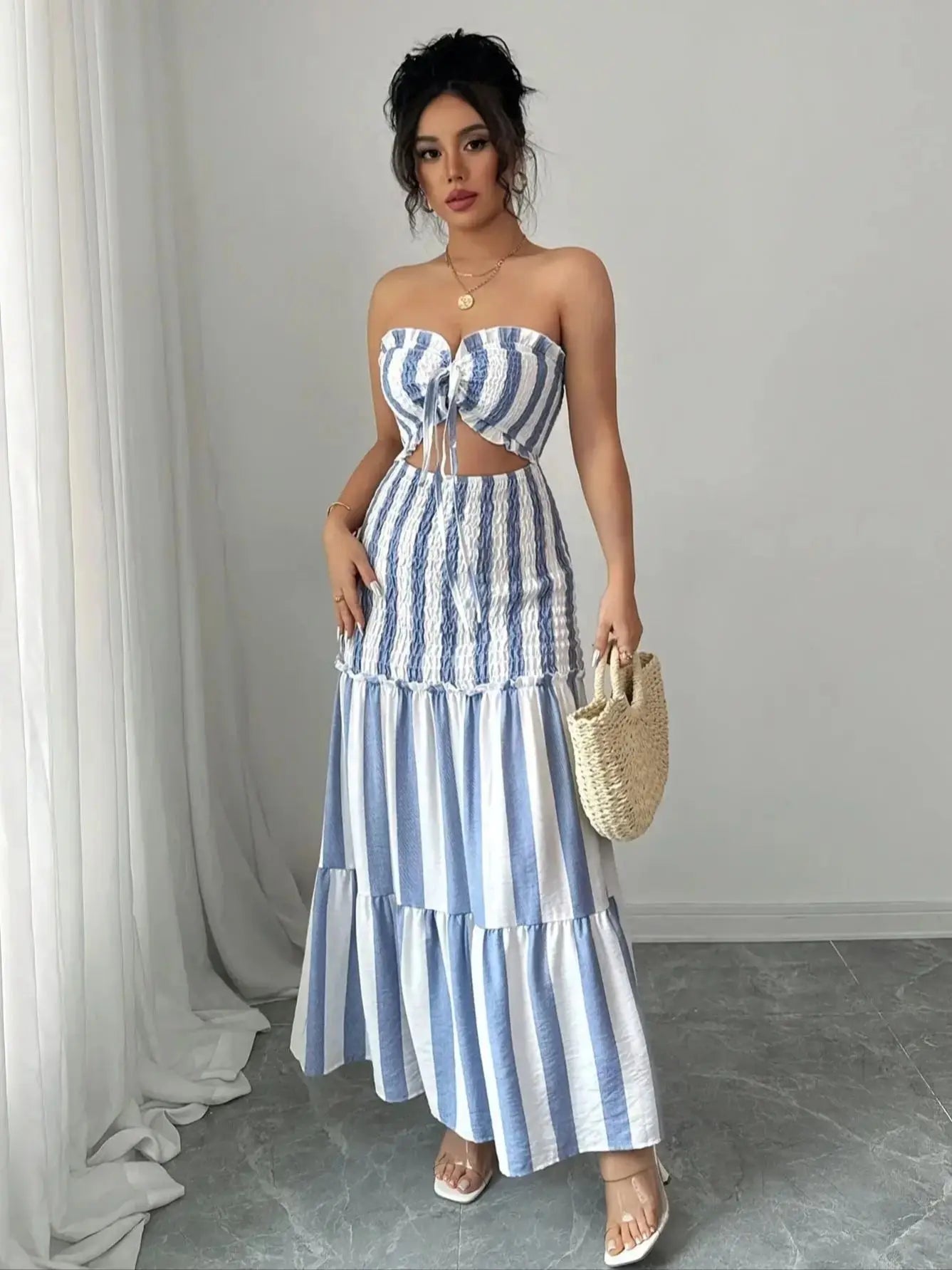 Vestido de rayas con diseño elegante