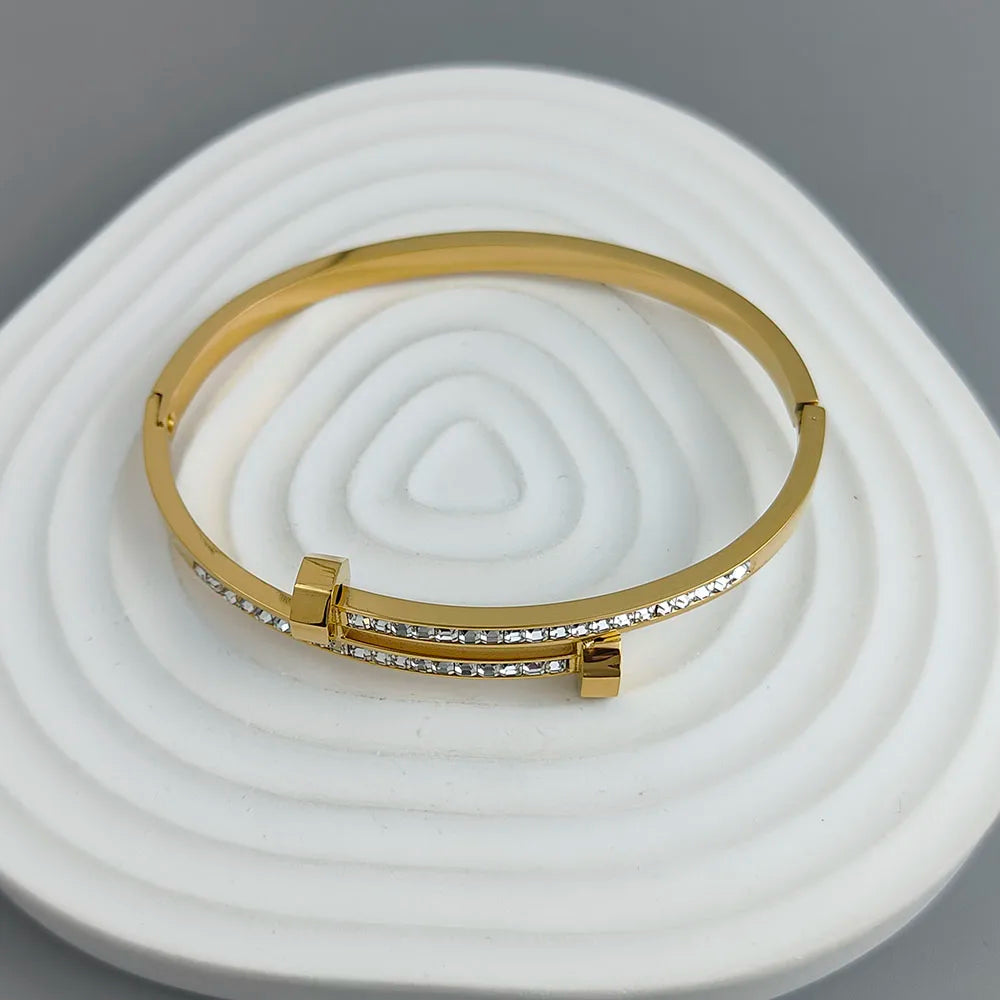Pulsera con diseño de clavo
