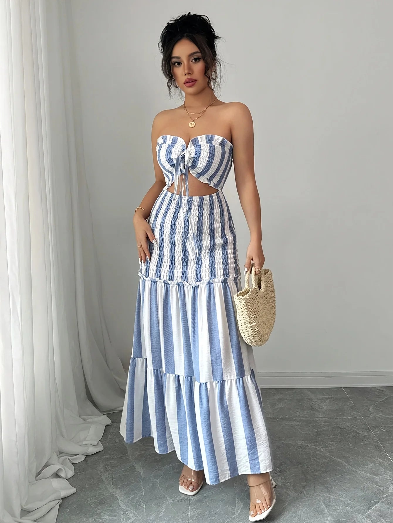 Vestido de rayas con diseño elegante