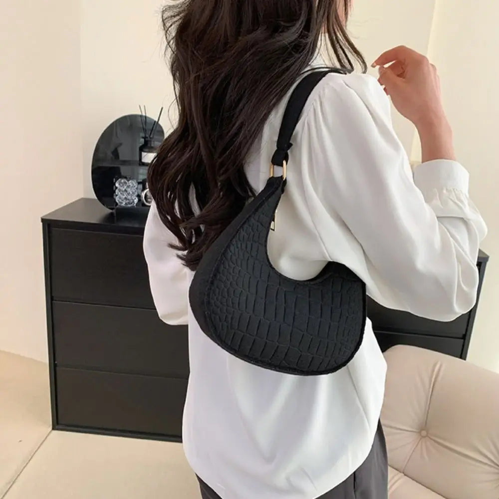 Bolso con diseño de media luna