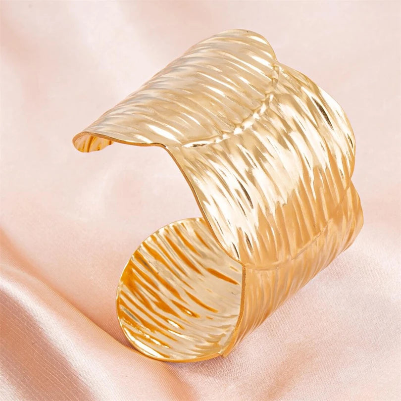 Pulseras abiertas y gruesas de estilo moderno