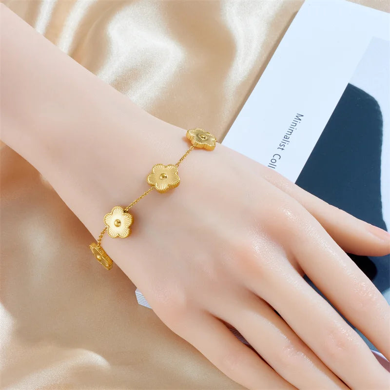 Pulsera con diseño de flor de cinco pétalos