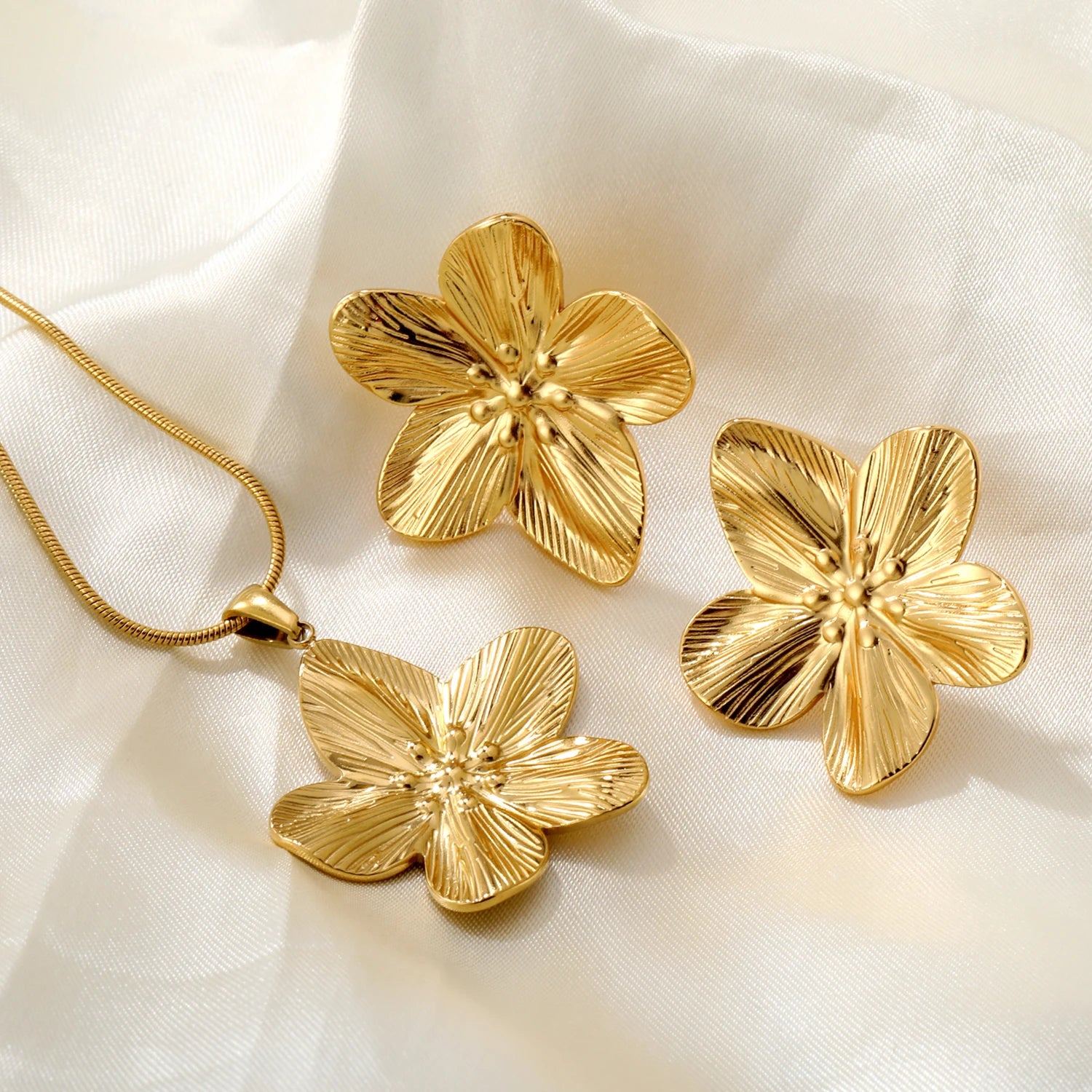 Juego de Collar y Pendientes de flores