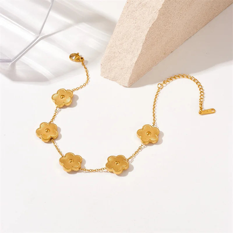 Pulsera con diseño de flor de cinco pétalos